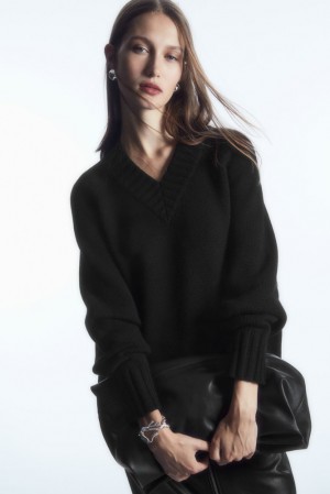 COS Chunky Pure Cashmere V-Neck Pull Noir | 798043-QAM