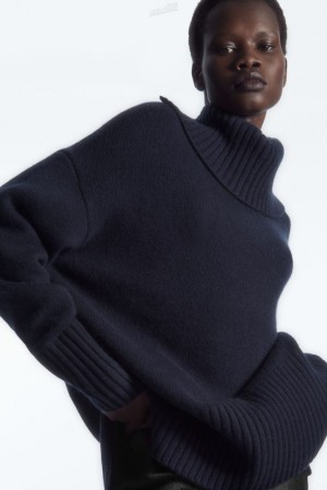 COS Oversized Pure Cashmere Roll-Neck Jumper Bleu Marine | 820475-XNY