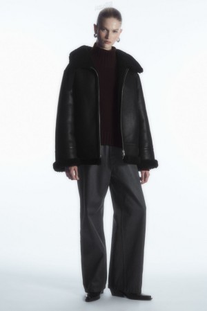 COS Oversized Reversible Shearling Jacket Noir | 321985-TZD