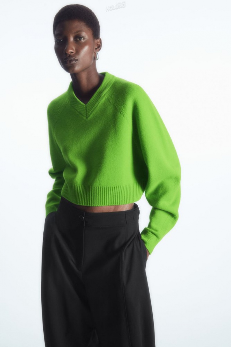 COS Cropped V-Neck Laine Jumper Vert | 375894-KPT