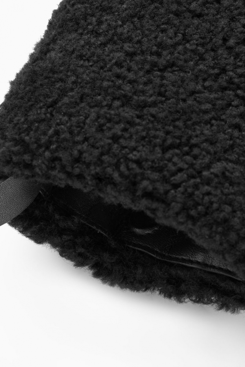 COS Crossbody Pouch - Shearling Noir | 561307-JAH