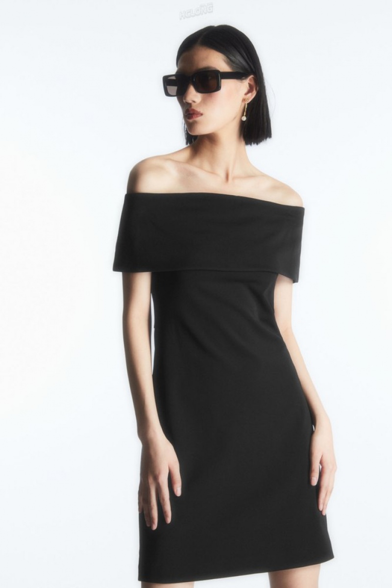 COS Off-The-Shoulder Robe Noir | 713456-YVS