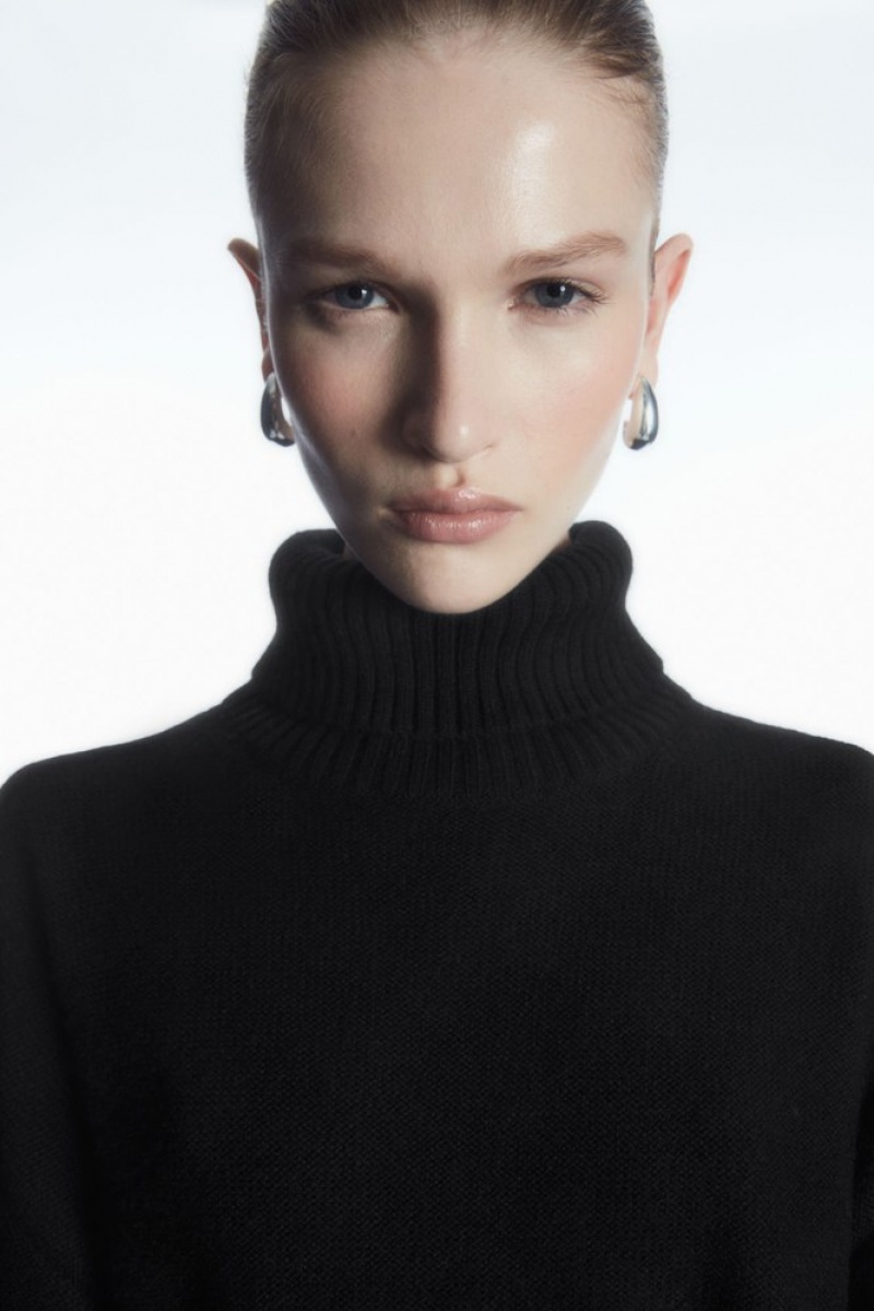 COS Oversized Laine Roll-Neck Pull Noir | 198605-NMZ