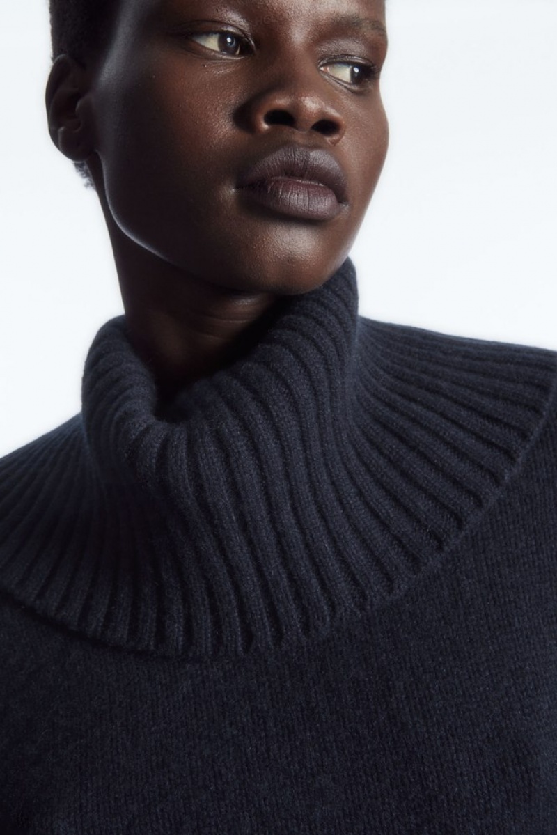 COS Oversized Pure Cashmere Roll-Neck Jumper Bleu Marine | 820475-XNY