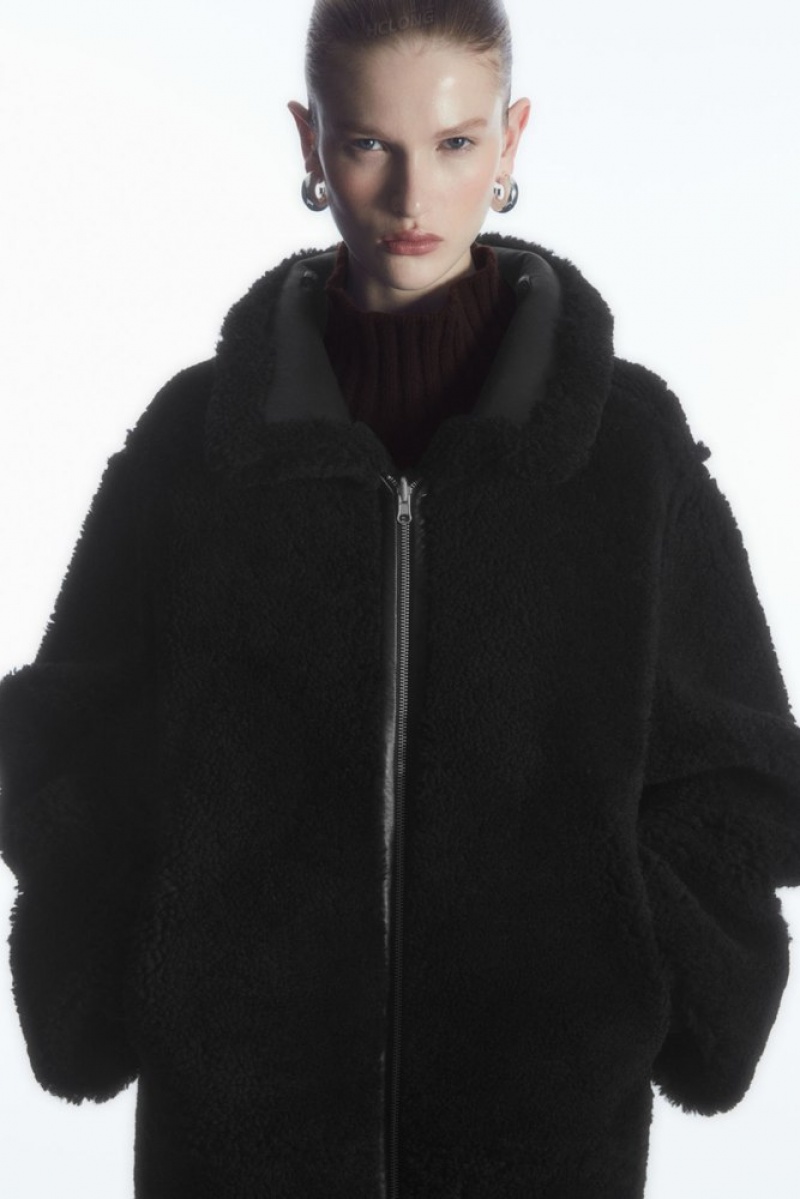 COS Oversized Reversible Shearling Jacket Noir | 321985-TZD